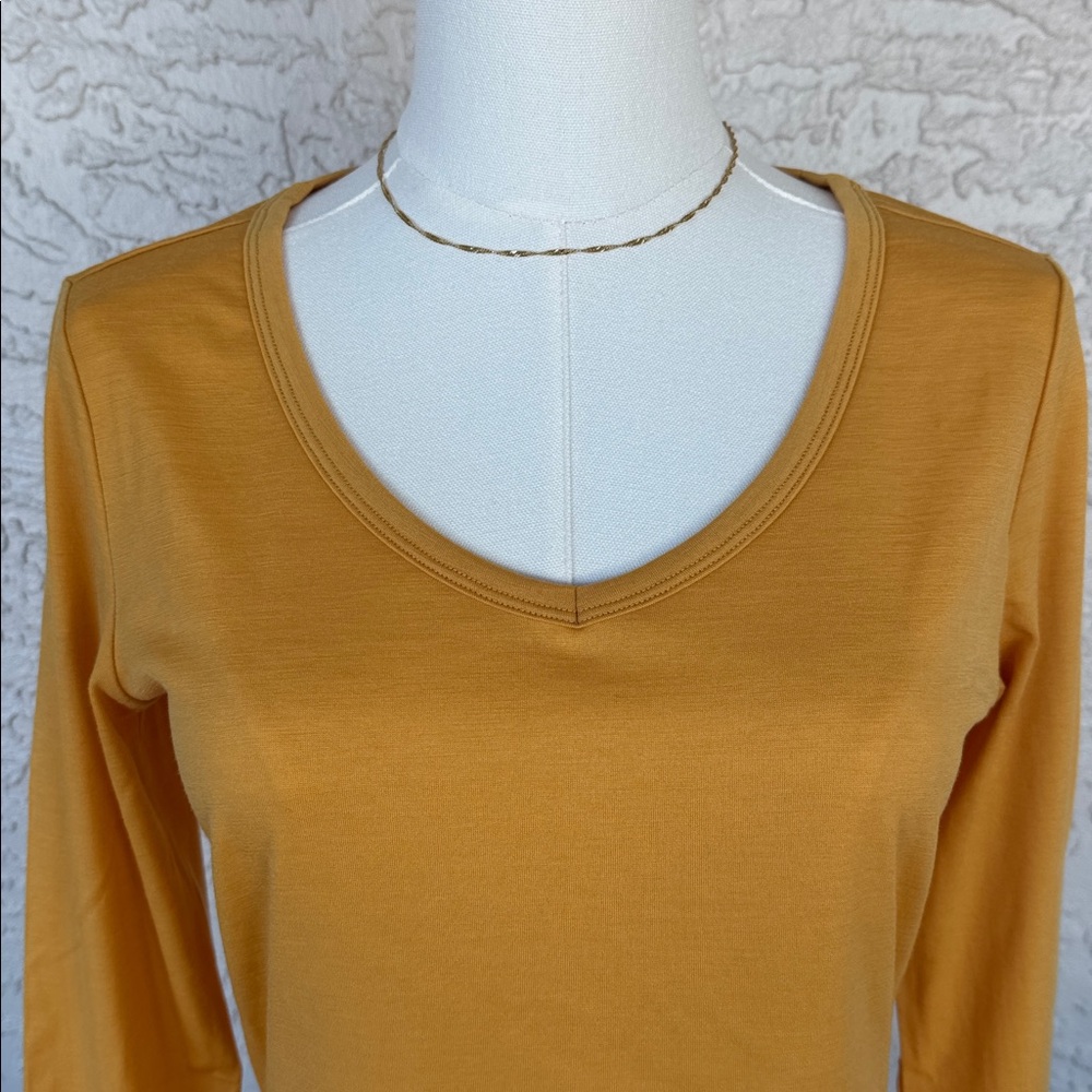 Woolx V-Neck long sleeve Layla tee shirt. Small reg fit. Gold